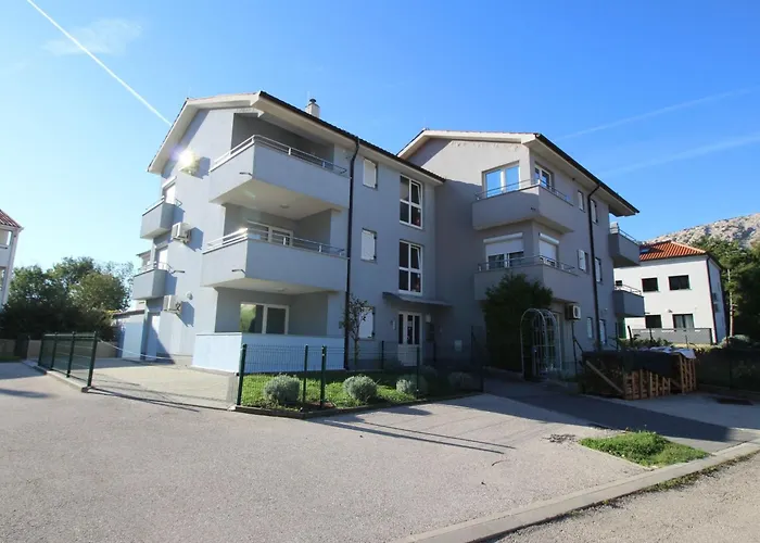 In Mit Eigenem Balkon By Interhome * バスカ